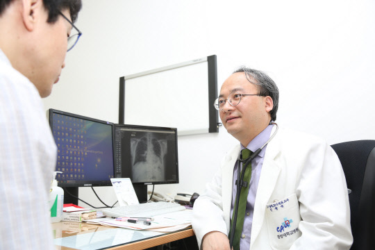 중앙대병원 호흡기알레르기내과 신종욱 교수가 진료를 보고 있다. <중앙대병원 제공>